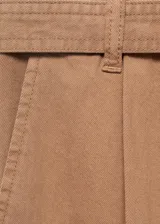 Short de gabardina marrón de tiro medio, diseño recto tipo bermuda, con pinzas en la parte delantera, bolsillos laterales y cinturón ajustable incorporado.