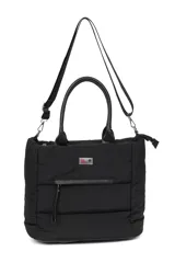 Bolso tipo tote bag color negro, con diseño acolchado y asas de mano. Incluye una correa ajustable y desmontable para llevar al hombro o cruzado. Cuenta con un bolsillo frontal con cierre y un compartimento principal también con cierre.