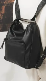 Cartera convertible en mochila de diseño versátil, color tostado, con textura granulada. Cuenta con un bolsillo frontal con cierre, compartimento principal espacioso y correas ajustables para llevar al hombro o como mochila.