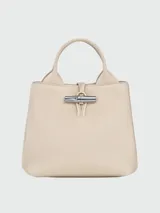 Cartera de mano Longchamp modelo Le Roseau S, confeccionada en cuero color verde con herraje metálico distintivo de la marca.