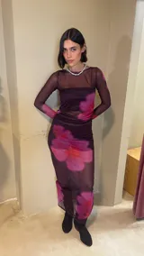 Vestido largo de microtul con estampado abstracto en tonos violeta, naranja y blanco. Incluye forro de top recto y short.