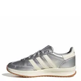 Championes urbanos Adidas Run 70S 2.0, con acabado metalizado plateado y detalles en beige. Presentan el diseño clásico de las tres tiras laterales, entresuela con tecnología Cloudfoam para mayor amortiguación y suela de goma color caramelo.