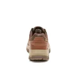 Championes Caterpillar de cuero color marrón, con diseño robusto y suela de goma antideslizante. Presenta cordones reforzados, entresuela de EVA y detalles de la marca en el lateral y la puntera.