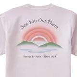 Remera violeta de manga corta con cuello redondo y estampado pequeño en el pecho con un arcoíris y el texto "Keneos by Katin".