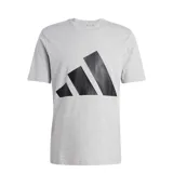 Remera de algodón gris jaspeado con cuello redondo y mangas cortas. Presenta un estampado grande del logo de Adidas en color negro en el centro del pecho.