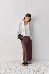 Top negro de breteles finos con escote en V y diseño minimalista, confeccionado en tela fluida y suave.