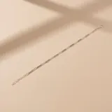 Pulsera de cadena de eslabones rectangulares alargados, estilo paperclip, fabricada en plata 925. Cuenta con un cierre ajustable mediante cadena de alargue.