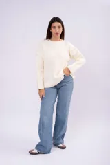 Sweater de punto grueso color blanco, con cuello redondo, mangas largas y diseño de calce relajado.