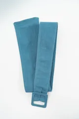 Cinturón ancho de tela color turquesa con hebilla cuadrada forrada en el mismo material.