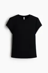 Remera de manga corta en punto acanalado de viscosa, de color negro, corte entallado, cuello redondo y ribete de encaje en los bordes de las mangas.