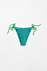 Tanga color verde con estampado de rayas horizontales en tonos de azul.