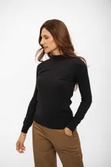 Sweater de punto tipo media polera en color negro, de calce entallado y manga larga. Presenta cuello alto y terminaciones acanaladas en puños y cintura.