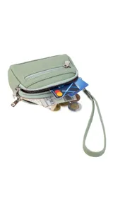 Monedero de dama con correa de mano, confeccionado en material símil cuero con textura granulada. Cuenta con doble compartimento principal con cierre y un bolsillo frontal con cierre, ideal para organizar tarjetas, billetes y monedas.