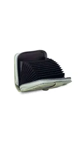 Tarjetero compacto tipo abanico con cierre perimetral y solapa frontal con broche a presión. Cuenta con múltiples ranuras para tarjetas y está confeccionado en material símil cuero con textura granulada.