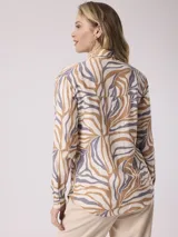 Camisa de viscosa con estampado abstracto en blanco y negro, de corte clásico, cuello camisero y mangas largas.