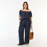 Pantalón ancho de punto crepé color azul marino con diseño de rayas verticales beige, de corte holgado y tiro alto, con bolsillos laterales.