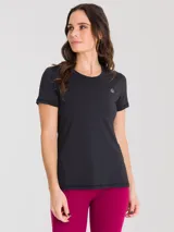 Remera deportiva de manga corta en color negro, con cuello redondo y ajuste cómodo. Presenta un pequeño logo bordado en el pecho y costuras reforzadas, diseñada con tejido técnico transpirable para mantener la frescura durante la actividad física.