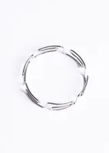 Brazalete rígido de acero quirúrgico plateado con diseño calado de guarda griega.