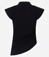 Blusa negra de crepé con cuello alto, mangas cortas con hombreras y bajo asimétrico con bico lateral.