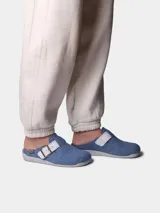 Slippers Toni Pons modelo Mima, color azul melange, confeccionados en fieltro reciclado con suela de goma gris y tira ajustable con hebilla metálica.