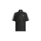 Camisa de manga corta Adidas Originals de color negro con estampado sutil de llamas. Cuenta con cuello clásico, cierre frontal con broches a presión y las icónicas tres tiras blancas en los hombros y mangas, acompañadas del logo del trifolio bordado en el pecho.