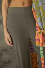 Pantalón de tiro alto con corte recto y silueta amplia, confeccionado en tejido suave y liviano con cintura elástica.