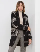 Cárdigan largo con diseño geométrico en blanco y negro, confeccionado en tejido soft mohair.