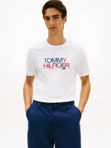 Remera de manga corta Tommy Hilfiger de color blanco, con cuello redondo y el logotipo de la marca estampado en el pecho en tonos azul y rojo.