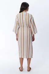 Vestido camisero midi con rayas verticales color camel sobre fondo blanco, cuello camisero y mangas 3/4.