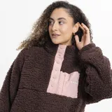 Campera de polar tipo sherpa color verde, con cuello alto y cierre frontal parcial con botones a presión. Presenta un bolsillo frontal con cierre y detalle de marca Reef.