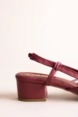 Sandalias de taco bajo cuadrado de 4 cm, color dorado, con múltiples tiras finas cruzadas en el empeine y tira ajustable en el talón.