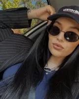 Lentes de sol negros con forma ovalada y protección UV400.