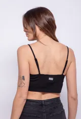 Top corto amarillo con detalles corseteros, sin mangas y con tirantes finos regulables.