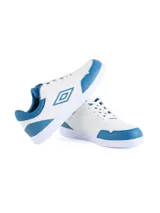 Championes Umbro modelo Max, color azul marino con suela blanca. Presentan detalles de costuras y el logo de Umbro grabado en el lateral.