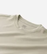Remera deportiva de manga corta y cuello redondo, confeccionada con tecnología Dry para mayor transpirabilidad y control de la humedad. Presenta un diseño liso en color verde claro con un pequeño estampado de lettering en la parte inferior.