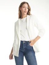 Blazer de crepe Dictionary, con cuello solapa, abertura frontal y mangas tres cuartos con detalle fruncido. Cuenta con bolsillos delanteros y forro interno.