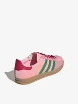 Zapatillas Adidas Gazelle Indoor color rosa con detalles en verde y borgoña.
