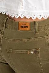 Jean de corte flare con tiro medio, confeccionado en tejido de algodón con costuras verticales decorativas en el frente.