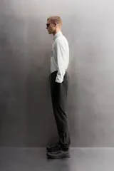 Pantalón de jogging negro confeccionado en tejido técnico ligero y elástico, corte slim fit, con cintura elástica ajustable con cordón, bolsillos laterales y trasero con cierre de cremallera, bandas reflectantes en las piernas y bajos ajustables con cremallera.