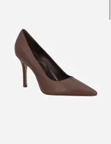 Zapato de tacón alto color marrón, con punta fina.