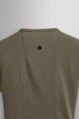 Musculosa técnica de Zara Athleticz, diseñada como primera capa, confeccionada en tejido elástico con textura microperforada, transpirable y termorreguladora, con cuello redondo y diseño sin costuras.