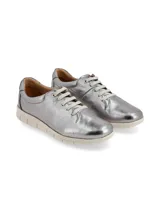 Sneakers de cuero metalizado en color plateado, con diseño de líneas simples, cordones claros y suela blanca cómoda.