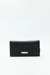 Billetera negra de símil cuero trenzado, con formato alargado y placa metálica dorada con el logo de la marca en el frente.