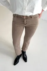 Jean de corte recto y tiro medio con silueta relajada, confeccionado en denim color beige.