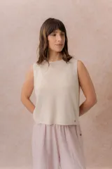 Musculosa de tejido de punto color beige, sin mangas, con escote redondo y calce relajado.