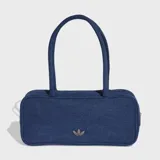 Bolso tipo airliner de Adidas confeccionado en tejido denim azul. Presenta un diseño alargado con manijas largas para llevar al hombro, cierre principal y logo del Trifolio metálico en la parte frontal.