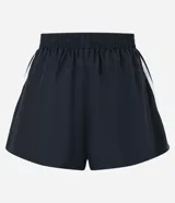 Short deportivo negro con rayas blancas en los laterales y bombacha interna.