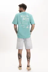 Remera de manga corta, color verde menta, con cuello redondo y un pequeño estampado gráfico en el pecho.