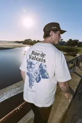 Remera de algodón color crudo, corte holgado, cuello redondo y manga corta. Estampa en la espalda con diseño de uvas y texto "Creative Studio Rue de Valois".