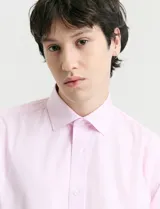 Camisa de vestir Harrington Label de corte clásico, color blanco, con cuello italiano y cierre frontal de botones.